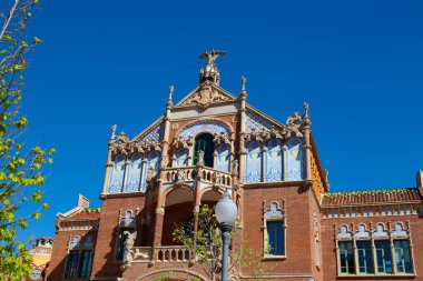 Karmaşık oymalar, heykeller ve dini bir sahneyi tasvir eden bir mozaiğin yer aldığı tarihi bir binanın süslemesi.