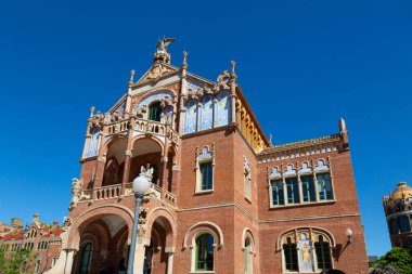 Karmaşık oymalar, heykeller ve dini bir sahneyi tasvir eden bir mozaiğin yer aldığı tarihi bir binanın süslemesi.