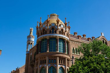 Karmaşık oymalar, heykeller ve dini bir sahneyi tasvir eden bir mozaiğin yer aldığı tarihi bir binanın süslemesi.