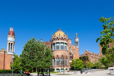 Karmaşık oymalar, heykeller ve dini bir sahneyi tasvir eden bir mozaiğin yer aldığı tarihi bir binanın süslemesi.