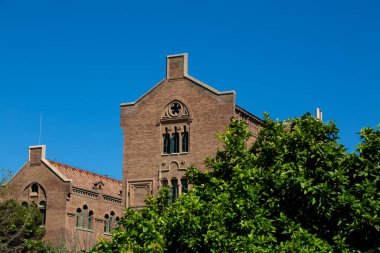 Karmaşık oymalar, heykeller ve dini bir sahneyi tasvir eden bir mozaiğin yer aldığı tarihi bir binanın süslemesi.
