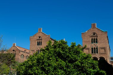 Karmaşık oymalar, heykeller ve dini bir sahneyi tasvir eden bir mozaiğin yer aldığı tarihi bir binanın süslemesi.