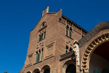 Karmaşık oymalar, heykeller ve dini bir sahneyi tasvir eden bir mozaiğin yer aldığı tarihi bir binanın süslemesi.