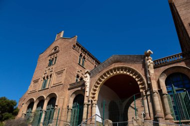 Karmaşık oymalar, heykeller ve dini bir sahneyi tasvir eden bir mozaiğin yer aldığı tarihi bir binanın süslemesi.