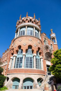 Karmaşık oymalar, heykeller ve dini bir sahneyi tasvir eden bir mozaiğin yer aldığı tarihi bir binanın süslemesi.