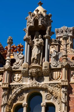 Karmaşık oymalar, heykeller ve dini bir sahneyi tasvir eden bir mozaiğin yer aldığı tarihi bir binanın süslemesi.