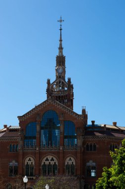 Karmaşık oymalar, heykeller ve dini bir sahneyi tasvir eden bir mozaiğin yer aldığı tarihi bir binanın süslemesi.