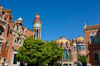 Karmaşık oymalar, heykeller ve dini bir sahneyi tasvir eden bir mozaiğin yer aldığı tarihi bir binanın süslemesi.