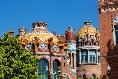 Karmaşık oymalar, heykeller ve dini bir sahneyi tasvir eden bir mozaiğin yer aldığı tarihi bir binanın süslemesi.