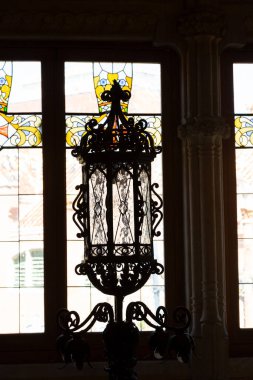 Karmaşık oymalar, heykeller ve dini bir sahneyi tasvir eden bir mozaiğin yer aldığı tarihi bir binanın süslemesi.