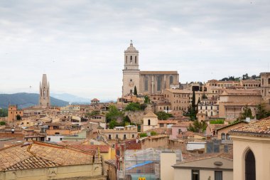 Girona Katedrali 'nin heybetli kulesi genişleyen Girona şehri İspanya' nın üzerinde dikiliyor.