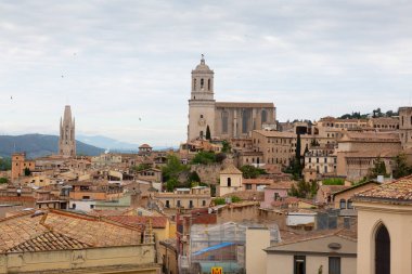 Girona Katedrali 'nin heybetli kulesi genişleyen Girona şehri İspanya' nın üzerinde dikiliyor.