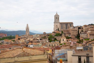 Girona Katedrali 'nin heybetli kulesi genişleyen Girona şehri İspanya' nın üzerinde dikiliyor.