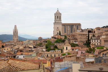 Girona Katedrali 'nin heybetli kulesi genişleyen Girona şehri İspanya' nın üzerinde dikiliyor.