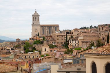 Girona Katedrali 'nin heybetli kulesi genişleyen Girona şehri İspanya' nın üzerinde dikiliyor.