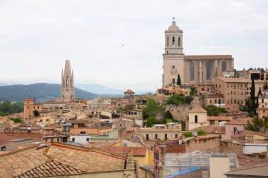 Girona Katedrali 'nin heybetli kulesi genişleyen Girona şehri İspanya' nın üzerinde dikiliyor.