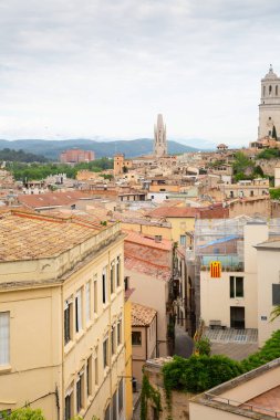 Girona Katedrali 'nin heybetli kulesi genişleyen Girona şehri İspanya' nın üzerinde dikiliyor.