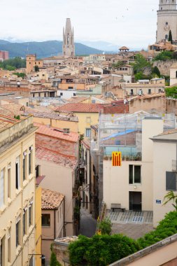 Girona Katedrali 'nin heybetli kulesi genişleyen Girona şehri İspanya' nın üzerinde dikiliyor.