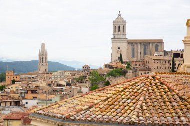 Girona Katedrali 'nin heybetli kulesi genişleyen Girona şehri İspanya' nın üzerinde dikiliyor.