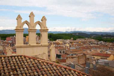 Girona Katedrali 'nin heybetli kulesi genişleyen Girona şehri İspanya' nın üzerinde dikiliyor.