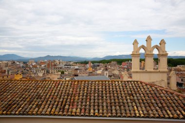Girona Katedrali 'nin heybetli kulesi genişleyen Girona şehri İspanya' nın üzerinde dikiliyor.