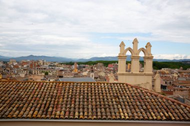 Girona Katedrali 'nin heybetli kulesi genişleyen Girona şehri İspanya' nın üzerinde dikiliyor.