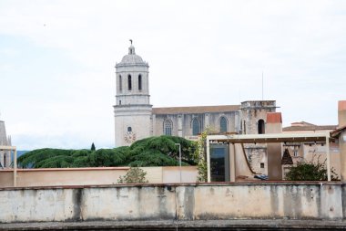 Girona Katedrali 'nin heybetli kulesi genişleyen Girona şehri İspanya' nın üzerinde dikiliyor.