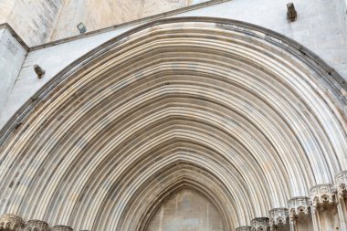 Tarihi bir binanın kemerli taş kapısının mimari ayrıntıları eşmerkezli halkaları gösteriyor.