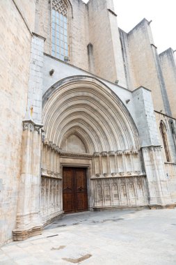 Tarihi bir binanın kemerli taş kapısının mimari ayrıntıları eşmerkezli halkaları gösteriyor.