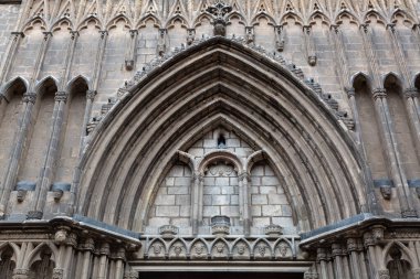 Karmaşık taş oymaları Gotik bir kilisenin girişinde bir kemer oluşturur.