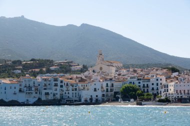 Güneşli bir yaz gününün tadını çıkaran turistler, İspanya 'nın başkenti Katalonya' da bulunan Costa Brava 'nın beyaz kadavra köyünün plajında güneşleniyorlar.