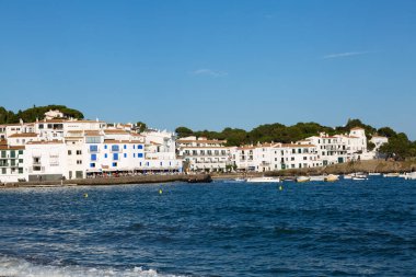 Güneşli bir yaz gününün tadını çıkaran turistler, İspanya 'nın başkenti Katalonya' da bulunan Costa Brava 'nın beyaz kadavra köyünün plajında güneşleniyorlar.