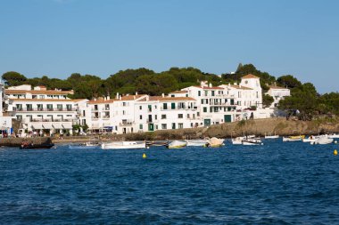 Güneşli bir yaz gününün tadını çıkaran turistler, İspanya 'nın başkenti Katalonya' da bulunan Costa Brava 'nın beyaz kadavra köyünün plajında güneşleniyorlar.