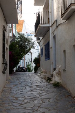 İspanya 'daki antik kaldırım taşı caddesinde balkonlu beyaz binalar