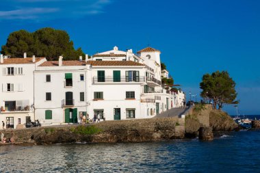 Güneşli bir yaz gününün tadını çıkaran turistler, İspanya 'nın başkenti Katalonya' da bulunan Costa Brava 'nın beyaz kadavra köyünün plajında güneşleniyorlar.