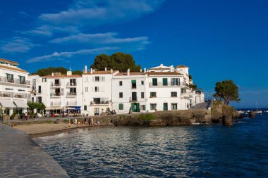 Güneşli bir yaz gününün tadını çıkaran turistler, İspanya 'nın başkenti Katalonya' da bulunan Costa Brava 'nın beyaz kadavra köyünün plajında güneşleniyorlar.