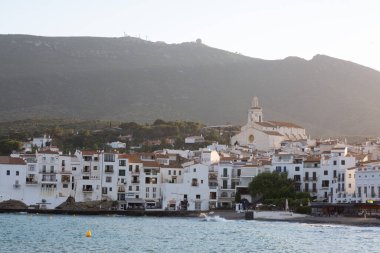 Güneşli bir yaz gününün tadını çıkaran turistler, İspanya 'nın başkenti Katalonya' da bulunan Costa Brava 'nın beyaz kadavra köyünün plajında güneşleniyorlar.