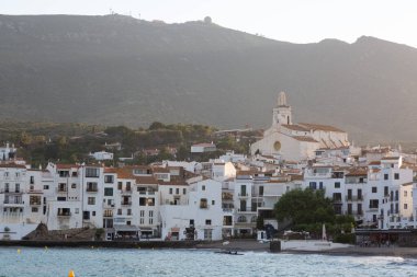 Güneşli bir yaz gününün tadını çıkaran turistler, İspanya 'nın başkenti Katalonya' da bulunan Costa Brava 'nın beyaz kadavra köyünün plajında güneşleniyorlar.