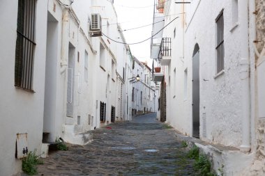 İspanya 'daki antik kaldırım taşı caddesinde balkonlu beyaz binalar