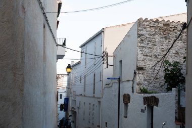 Güneşli bir yaz gününün tadını çıkaran turistler, İspanya 'nın başkenti Katalonya' da bulunan Costa Brava 'nın beyaz kadavra köyünün plajında güneşleniyorlar.