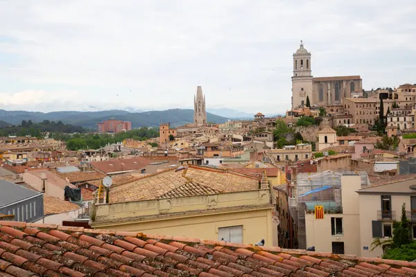 Girona Katedrali 'nin heybetli kulesi genişleyen Girona şehri İspanya' nın üzerinde dikiliyor.