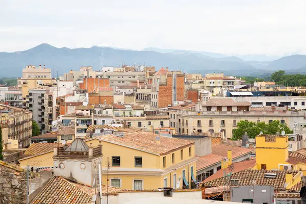 Girona Katedrali 'nin heybetli kulesi genişleyen Girona şehri İspanya' nın üzerinde dikiliyor.