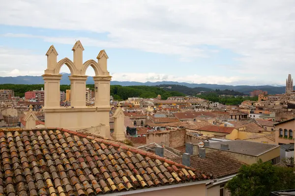 Girona Katedrali 'nin heybetli kulesi genişleyen Girona şehri İspanya' nın üzerinde dikiliyor.