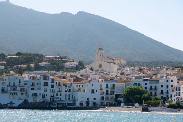 Güneşli bir yaz gününün tadını çıkaran turistler, İspanya 'nın başkenti Katalonya' da bulunan Costa Brava 'nın beyaz kadavra köyünün plajında güneşleniyorlar.