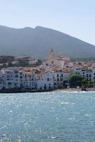 Güneşli bir yaz gününün tadını çıkaran turistler, İspanya 'nın başkenti Katalonya' da bulunan Costa Brava 'nın beyaz kadavra köyünün plajında güneşleniyorlar.