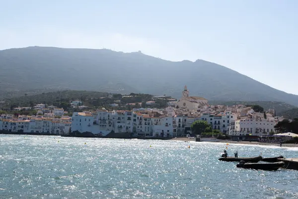 Güneşli bir yaz gününün tadını çıkaran turistler, İspanya 'nın başkenti Katalonya' da bulunan Costa Brava 'nın beyaz kadavra köyünün plajında güneşleniyorlar.