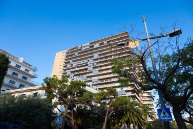 İspanya, Barselona 'da berrak mavi gökyüzüne karşı balkonları olan modern konut binalarının alçak açılı görüntüsü