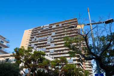 İspanya, Barselona 'da berrak mavi gökyüzüne karşı balkonları olan modern konut binalarının alçak açılı görüntüsü