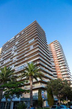 İspanya, Barselona 'da berrak mavi gökyüzüne karşı balkonları olan modern konut binalarının alçak açılı görüntüsü