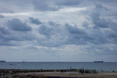 Kasvetli bir günde ufukta bulutlu bir gökyüzü beliriyor